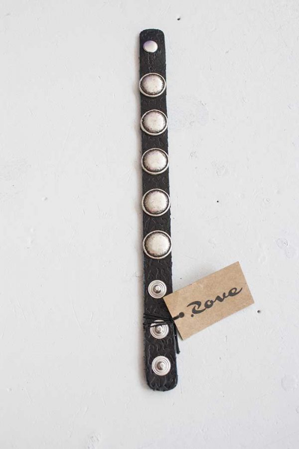Armband relief leer zwart met ronde stoere studs Rove