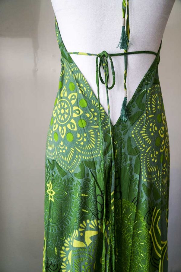 Lange jurk met open rug en stroken diep natuur groen met gele mandalas