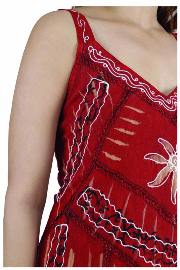 Jurkje rood kort met borduursels in wit